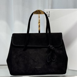 Jacquemux Collection Head-brushed cowhide From the shape and design to the internal structure, the bag is a bit of Row in Row air There is a heartwarming 