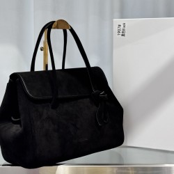 Jacquemux Collection Head-brushed cowhide From the shape and design to the internal structure, the bag is a bit of Row in Row air There is a heartwarming 