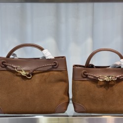 BV New Andiamo Tote Bag Intrecciato woven leather with sliding crossbody strap Interior compartments including 1 zipper pocket and 2 open pockets . The most practical bag of the season Extra large interior capacity! The overall design is not too much just