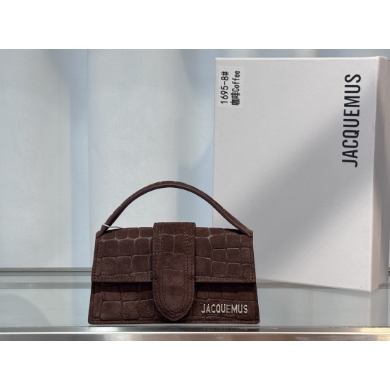Brushed crocodile leather bamnino new crossbody bag
The niche brand that's been blowing up on ins is back with a new model.
The new bag design also adds suede material, which is more suitable for the texture of fall and winter. It can be turned into a han