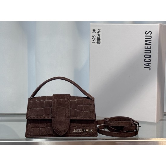 Brushed crocodile leather bamnino new crossbody bag
The niche brand that's been blowing up on ins is back with a new model.
The new bag design also adds suede material, which is more suitable for the texture of fall and winter. It can be turned into a han