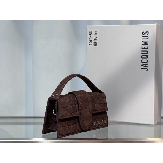 Brushed crocodile leather bamnino new crossbody bag
The niche brand that's been blowing up on ins is back with a new model.
The new bag design also adds suede material, which is more suitable for the texture of fall and winter. It can be turned into a han