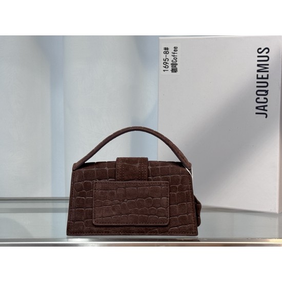 Brushed crocodile leather bamnino new crossbody bag
The niche brand that's been blowing up on ins is back with a new model.
The new bag design also adds suede material, which is more suitable for the texture of fall and winter. It can be turned into a han