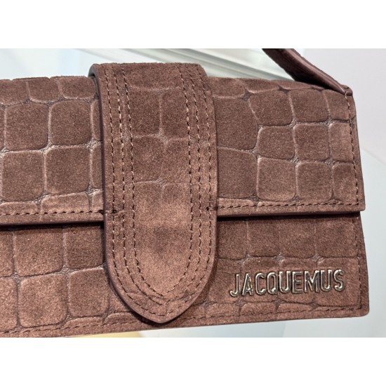 Brushed crocodile leather bamnino new crossbody bag
The niche brand that's been blowing up on ins is back with a new model.
The new bag design also adds suede material, which is more suitable for the texture of fall and winter. It can be turned into a han
