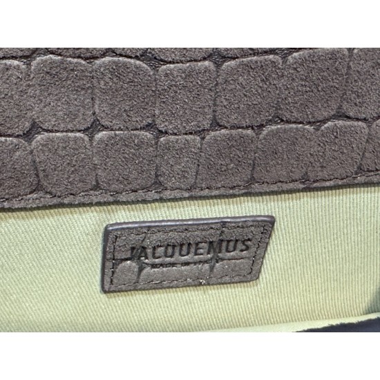 Brushed crocodile leather bamnino new crossbody bag
The niche brand that's been blowing up on ins is back with a new model.
The new bag design also adds suede material, which is more suitable for the texture of fall and winter. It can be turned into a han