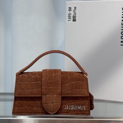 Brushed crocodile leather bamnino new crossbody bag
The niche brand that's been blowing up on ins is back with a new model.
The new bag design also adds suede material, which is more suitable for the texture of fall and winter. It can be turned into a han