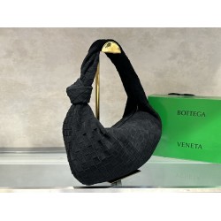 
New frosted chain jodie for fall/winter.
Bottega Venetal's Mini Jodie! is definitely one of the hottest it-bags in recent years.
Coinciding with the popular crescent-shaped moon bag makes this full, rounded handbag more popular while also innovating on t