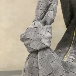 
New frosted chain jodie for fall/winter.
Bottega Venetal's Mini Jodie! is definitely one of the hottest it-bags in recent years.
Coinciding with the popular crescent-shaped moon bag makes this full, rounded handbag more popular while also innovating on t