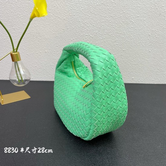 Padded jodie's latest design knitting ✧ also retained the original BV knitting elements at the same time.
And with a high-level design style, using lambskin hand-woven hot models simple and uncomplicated ^ O ^ shoulder straps wide and thick no matter how 