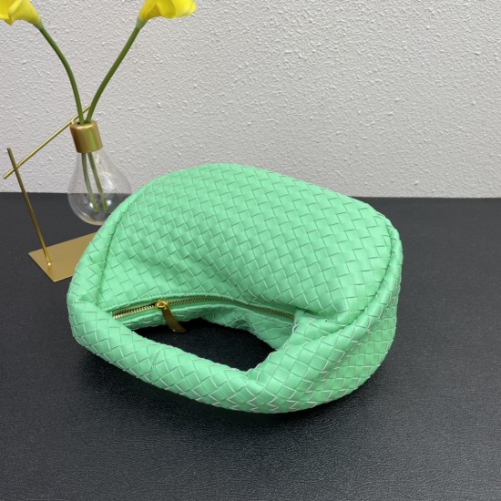 Padded jodie's latest design knitting ✧ also retained the original BV knitting elements at the same time.
And with a high-level design style, using lambskin hand-woven hot models simple and uncomplicated ^ O ^ shoulder straps wide and thick no matter how 