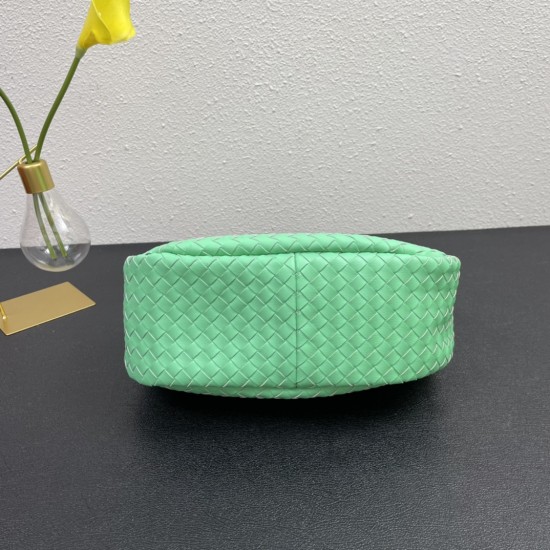 Padded jodie's latest design knitting ✧ also retained the original BV knitting elements at the same time.
And with a high-level design style, using lambskin hand-woven hot models simple and uncomplicated ^ O ^ shoulder straps wide and thick no matter how 