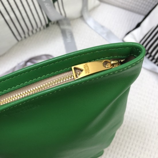 Mini Twist Jodie- Individual and Classic
Blow up this Daniel Lee to create a chic bag is really getting more and more favored by street people! Sheep 