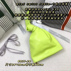 Mini Twist Jodie- Individual and Classic
Blow up this Daniel Lee to create a chic bag is really getting more and more favored by street people! Sheep 