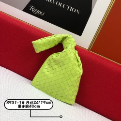 The mini twist Jodie- personalized and classic!
Blow up this Daniel Lee to create a chic bag is really more and more favored by street people! Sheep 