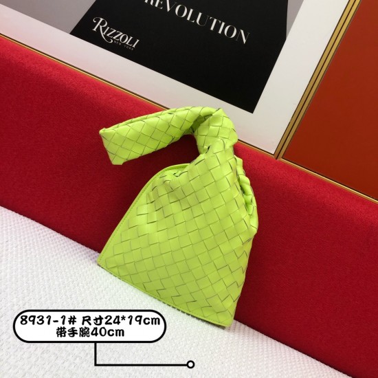 The mini twist Jodie- personalized and classic!
Blow up this Daniel Lee to create a chic bag is really more and more favored by street people! Sheep 