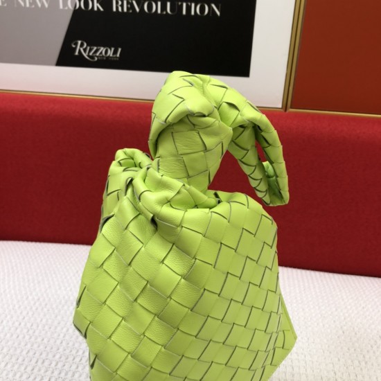 The mini twist Jodie- personalized and classic!
Blow up this Daniel Lee to create a chic bag is really more and more favored by street people! Sheep 