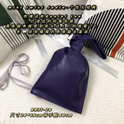 Mini Twist Jodie- Individual and Classic
Blow up this Daniel Lee to create a chic bag is really getting more and more favored by street people! Sheep 