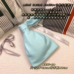 Mini Twist Jodie- Individual and Classic
Blow up this Daniel Lee to create a chic bag is really getting more and more favored by street people! Sheep 