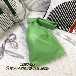 Mini Twist Jodie- Individual and Classic
Blow up this Daniel Lee to create a chic bag is really getting more and more favored by street people! Sheep 