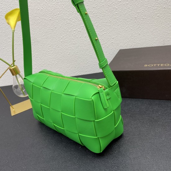 Brick weaving underarm pillow bag with classic weaving elements overall retro and taste a total of many colors each color is very advanced atmospheric simple but has a cool style on the body fashionable and stylish like soft touch calf leather 
Size: 14X2