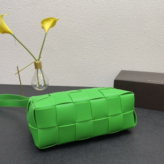 Brick weaving underarm pillow bag with classic weaving elements overall retro and taste a total of many colors each color is very advanced atmospheric simple but has a cool style on the body fashionable and stylish like soft touch calf leather 
Size: 14X2