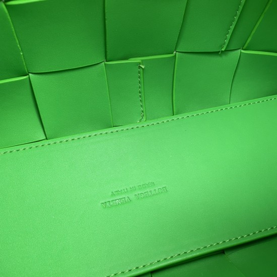 Brick weaving underarm pillow bag with classic weaving elements overall retro and taste a total of many colors each color is very advanced atmospheric simple but has a cool style on the body fashionable and stylish like soft touch calf leather 
Size: 14X2