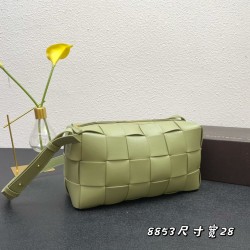 Brick weaving underarm pillow bag with classic weaving elements overall retro and taste a total of many colors each color is very advanced atmospheric simple but has a cool style on the body fashionable and stylish like soft touch calf leather 
Size: 14X2