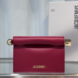 Pochette Rond ｜Sculpture Bag
This unique handbag is called "take-out clutch" made of lambskin with rolled-up folded cover and internal snap closure, rolled up like a take-out bag with metal handles and metal balls, silver-colored chain ⛓️ should