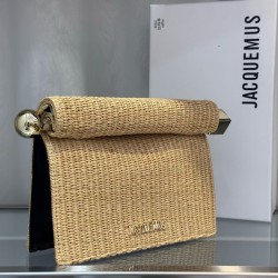 Pochette Rond ｜Sculpture Bag
This unique handbag is called "take-out clutch" made of lambskin with rolled-up folded cover and internal snap closure, rolled up like a take-out bag with metal handles and metal balls, silver-colored chain ⛓️ should