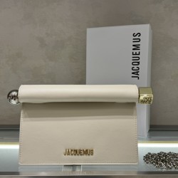 
 Pochette Rond ｜Sculpture Bag
This unique handbag is called "take-out clutch" made of lambskin with rolled-up folded cover and internal snap closure, rolled up like a take-out bag with metal handles and metal balls, silver-colored chain ⛓️ shou