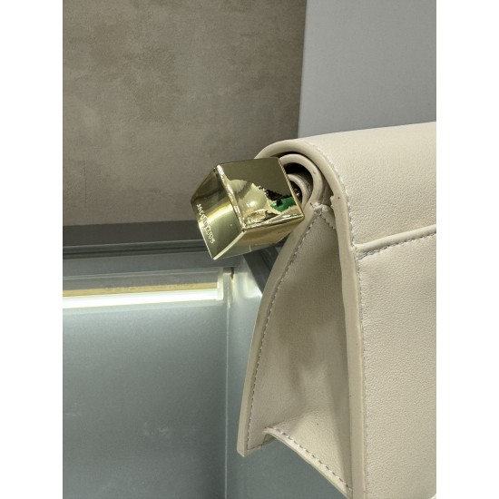 
 Pochette Rond ｜Sculpture Bag
This unique handbag is called "take-out clutch" made of lambskin with rolled-up folded cover and internal snap closure, rolled up like a take-out bag with metal handles and metal balls, silver-colored chain ⛓️ shou