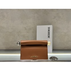 Pochette Rond ｜Sculpture Bag
This unique handbag is called "take-out clutch" made of lambskin with rolled-up folded cover and internal snap closure, rolled up like a take-out bag with metal handles and metal balls, silver-colored chain ⛓️ should