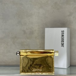 Pochette Rond ｜Sculpture Bag
This unique handbag is called "take-out clutch" made of lambskin with rolled-up folded cover and internal snap closure, rolled up like a take-out bag with metal handles and metal balls, silver-colored chain ⛓️ should