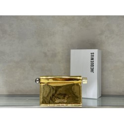 Pochette Rond ｜Sculpture Bag
This unique handbag is called "take-out clutch" made of lambskin with rolled-up folded cover and internal snap closure, rolled up like a take-out bag with metal handles and metal balls, silver-colored chain ⛓️ should