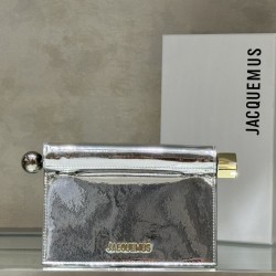 Pochette Rond ｜Sculpture Bag
This unique handbag is called "take-out clutch" made of lambskin with rolled-up folded cover and internal snap closure, rolled up like a take-out bag with metal handles and metal balls, silver-colored chain ⛓️ should