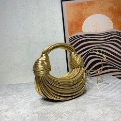 bv home 22 new knot bag, abrupt design concept unique sheepskin material to create. The modeling of the sky, breaking the traditional bag design. Another universal grass popping models 