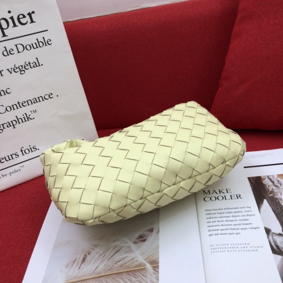 Bottega Veneta#s newest design woven knot tote bag ✧ also retained the original BV has been woven elements at the same time, but with a high-level design style, hand-woven in lambskin.
But also with a high-level design style, using lambskin hand-woven hot