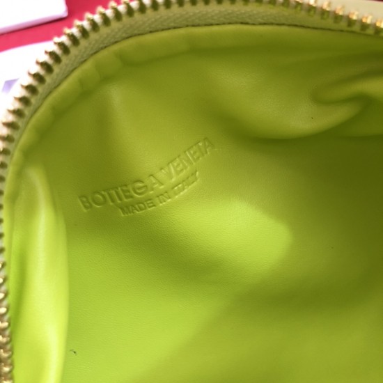 Bottega Veneta#s newest design woven knot tote bag ✧ also retained the original BV has been woven elements at the same time, but with a high-level design style, hand-woven in lambskin.
But also with a high-level design style, using lambskin hand-woven hot