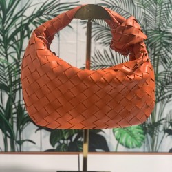 ✧Orange mini✧
Bottega Veneta's newest design, the knotted tote bag, retains BV's original knitting elements, but with an upscale design.
But also with a high-level design style, using lambskin hand-woven hot models simple not simple ^ O ^ shoulder strap w