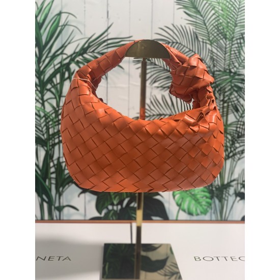✧Orange mini✧
Bottega Veneta's newest design, the knotted tote bag, retains BV's original knitting elements, but with an upscale design.
But also with a high-level design style, using lambskin hand-woven hot models simple not simple ^ O ^ shoulder strap w