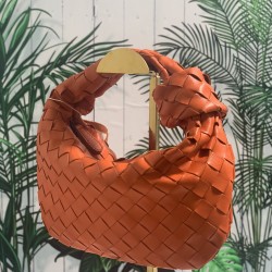 ✧Orange mini✧
Bottega Veneta's newest design, the knotted tote bag, retains BV's original knitting elements, but with an upscale design.
But also with a high-level design style, using lambskin hand-woven hot models simple not simple ^ O ^ shoulder strap w