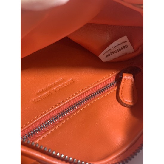 ✧Orange mini✧
Bottega Veneta's newest design, the knotted tote bag, retains BV's original knitting elements, but with an upscale design.
But also with a high-level design style, using lambskin hand-woven hot models simple not simple ^ O ^ shoulder strap w