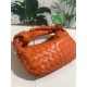 ✧Orange mini✧
Bottega Veneta's newest design, the knotted tote bag, retains BV's original knitting elements, but with an upscale design.
But also with a high-level design style, using lambskin hand-woven hot models simple not simple ^ O ^ shoulder strap w