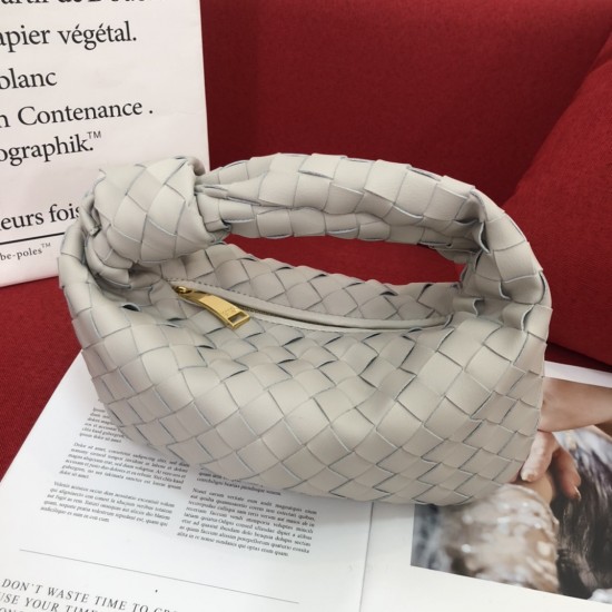 . Bottega Veneta#s newest design woven knot tote bag ✧ also retained the original BV has been woven elements at the same time, but with a high design style, hand-woven in lambskin.
And with a high-level design style, using lambskin hand-woven hot models s