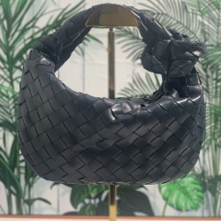 ✧Navy blue mini✧✧✧
Bottega Veneta's newest design, the knotted tote bag, retains BV's original knitting elements, but with an upscale design.
But also with a high-level design style, using lambskin hand-woven hot models simple and uncomplicated ^ O ^ shou