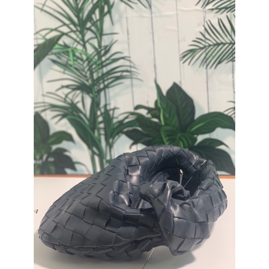 ✧Navy blue mini✧✧✧
Bottega Veneta's newest design, the knotted tote bag, retains BV's original knitting elements, but with an upscale design.
But also with a high-level design style, using lambskin hand-woven hot models simple and uncomplicated ^ O ^ shou