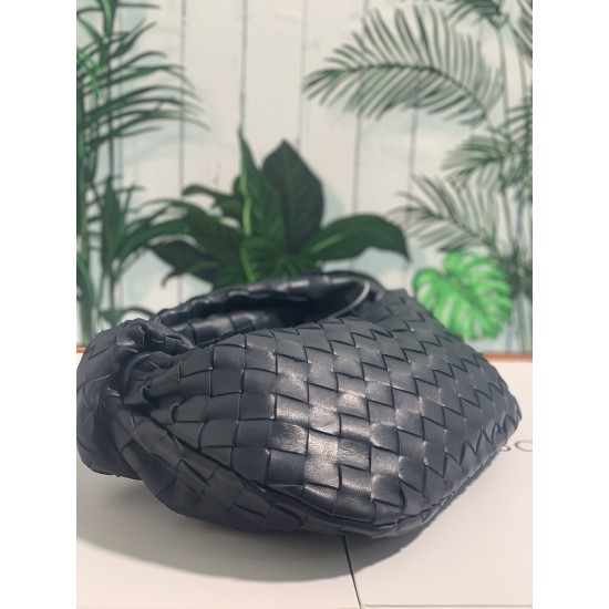 ✧Navy blue mini✧✧✧
Bottega Veneta's newest design, the knotted tote bag, retains BV's original knitting elements, but with an upscale design.
But also with a high-level design style, using lambskin hand-woven hot models simple and uncomplicated ^ O ^ shou