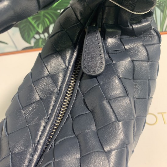 ✧Navy blue mini✧✧✧
Bottega Veneta's newest design, the knotted tote bag, retains BV's original knitting elements, but with an upscale design.
But also with a high-level design style, using lambskin hand-woven hot models simple and uncomplicated ^ O ^ shou