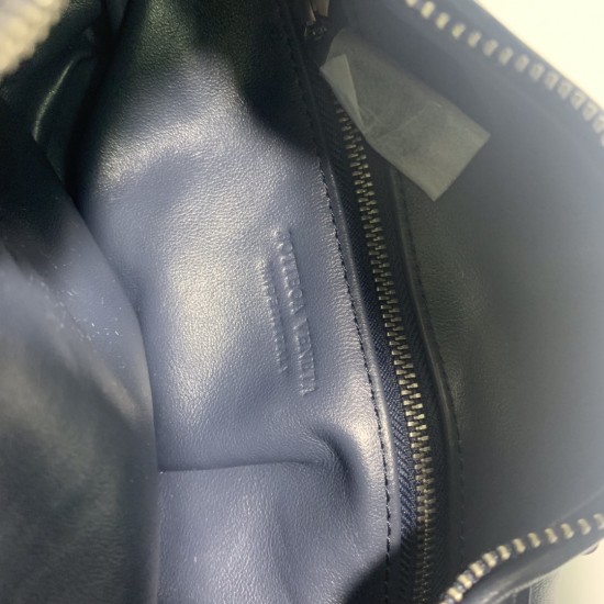 ✧Navy blue mini✧✧✧
Bottega Veneta's newest design, the knotted tote bag, retains BV's original knitting elements, but with an upscale design.
But also with a high-level design style, using lambskin hand-woven hot models simple and uncomplicated ^ O ^ shou