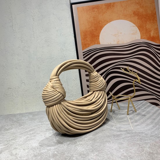 bv home 22 new knot bag, abrupt design concept unique sheepskin material to create. Modeling heavenly, breaking the traditional bag design. Another universal grass popping models 